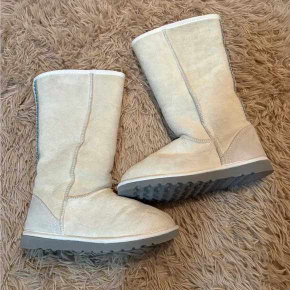 UGG Australia Boots - Picture 1 of 5